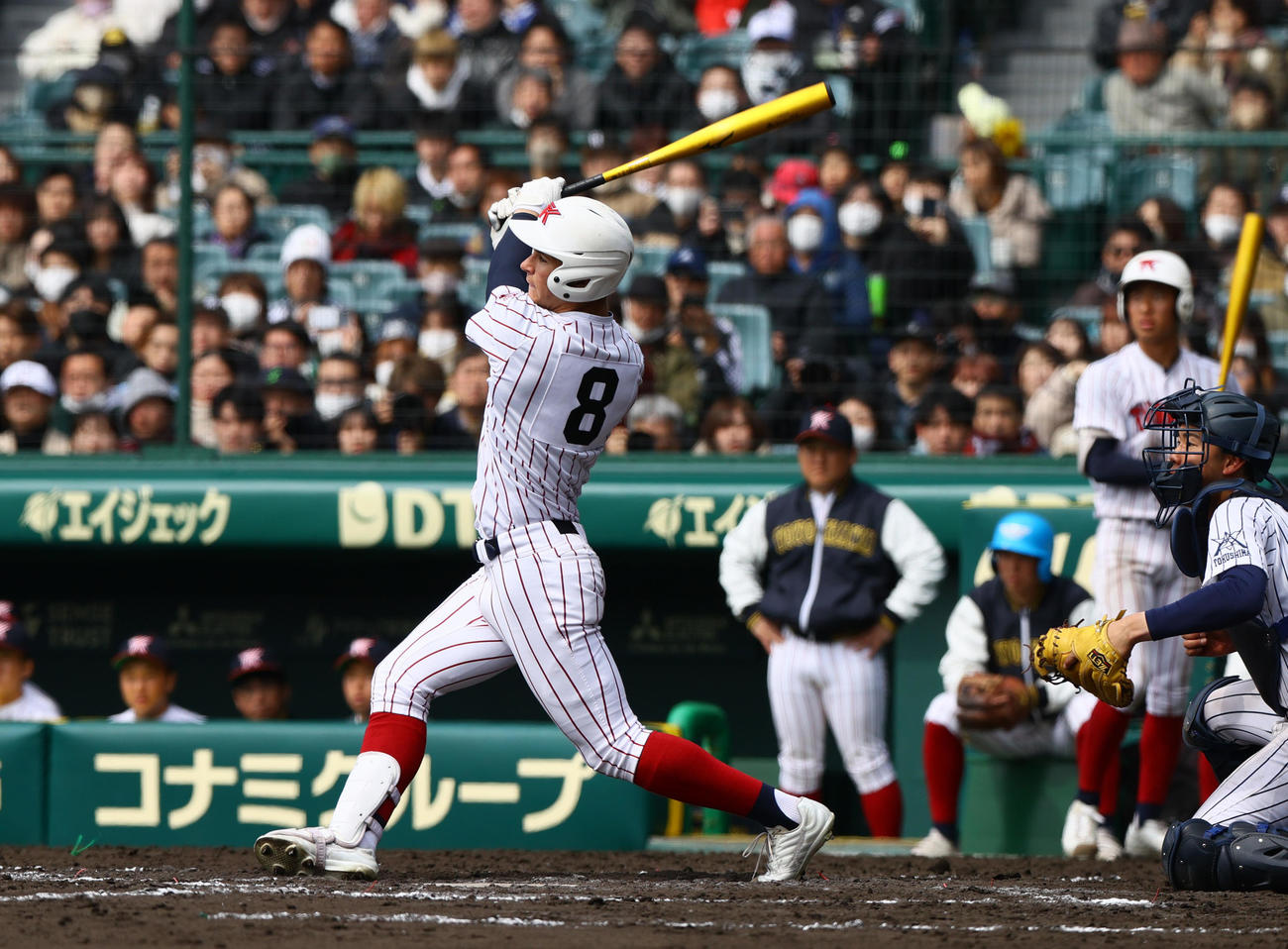 阿南光対豊川　8回裏豊川1死一塁、モイセエフは右越え2点本塁打を放つ（撮影・上山淳一）