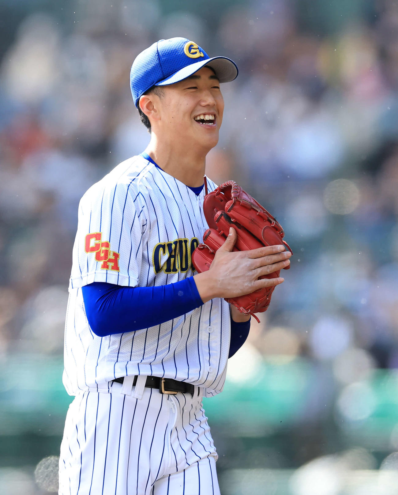 耐久対中央学院　2回表耐久を抑えた臼井（中央）は笑顔で拍手（撮影・浅見桂子）