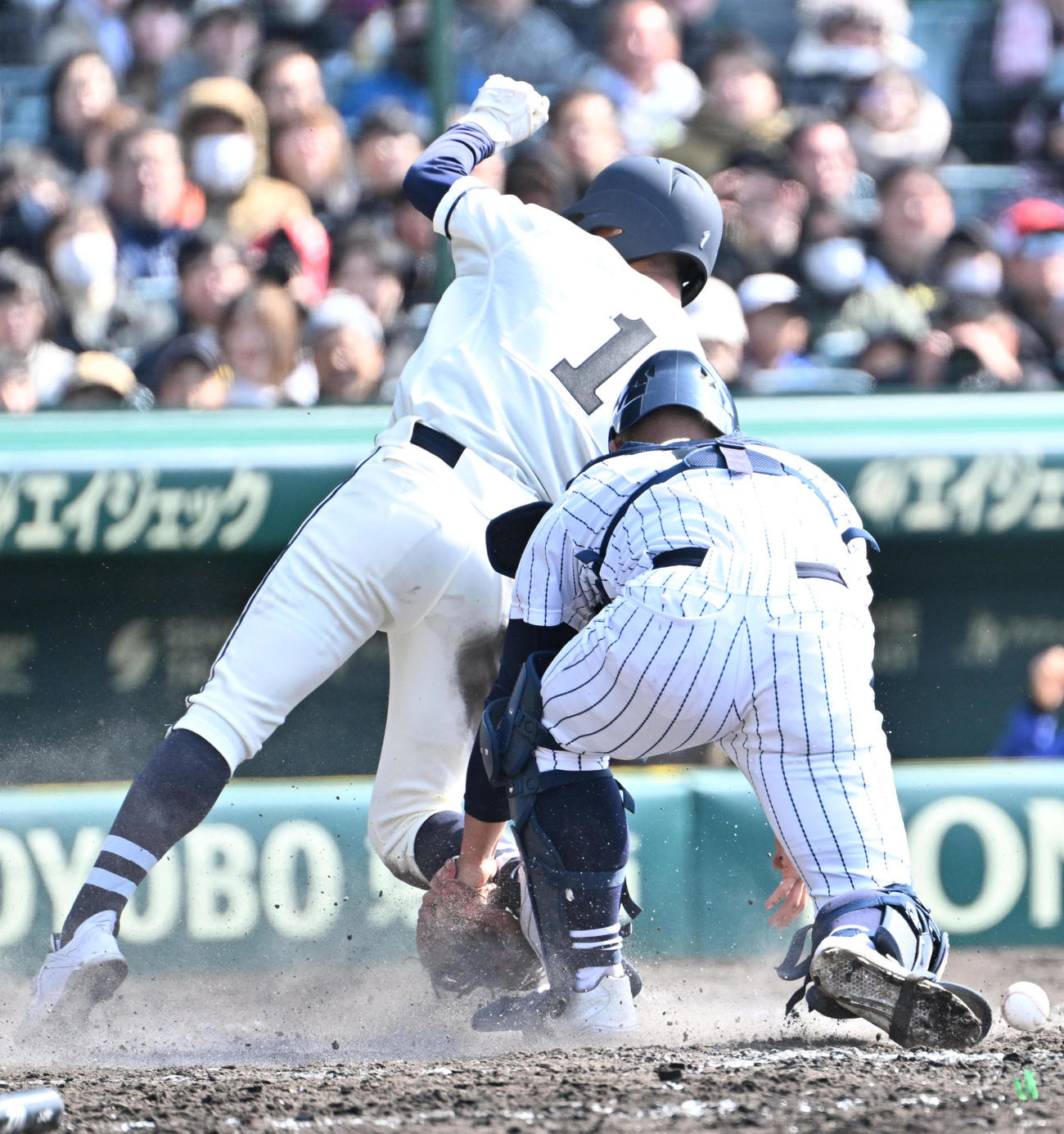 創志学園対別海5回表創志学園1死一、三塁、朝野晴斗の二ゴロ野選で生還する山口瑛太（撮影・石井愛子）