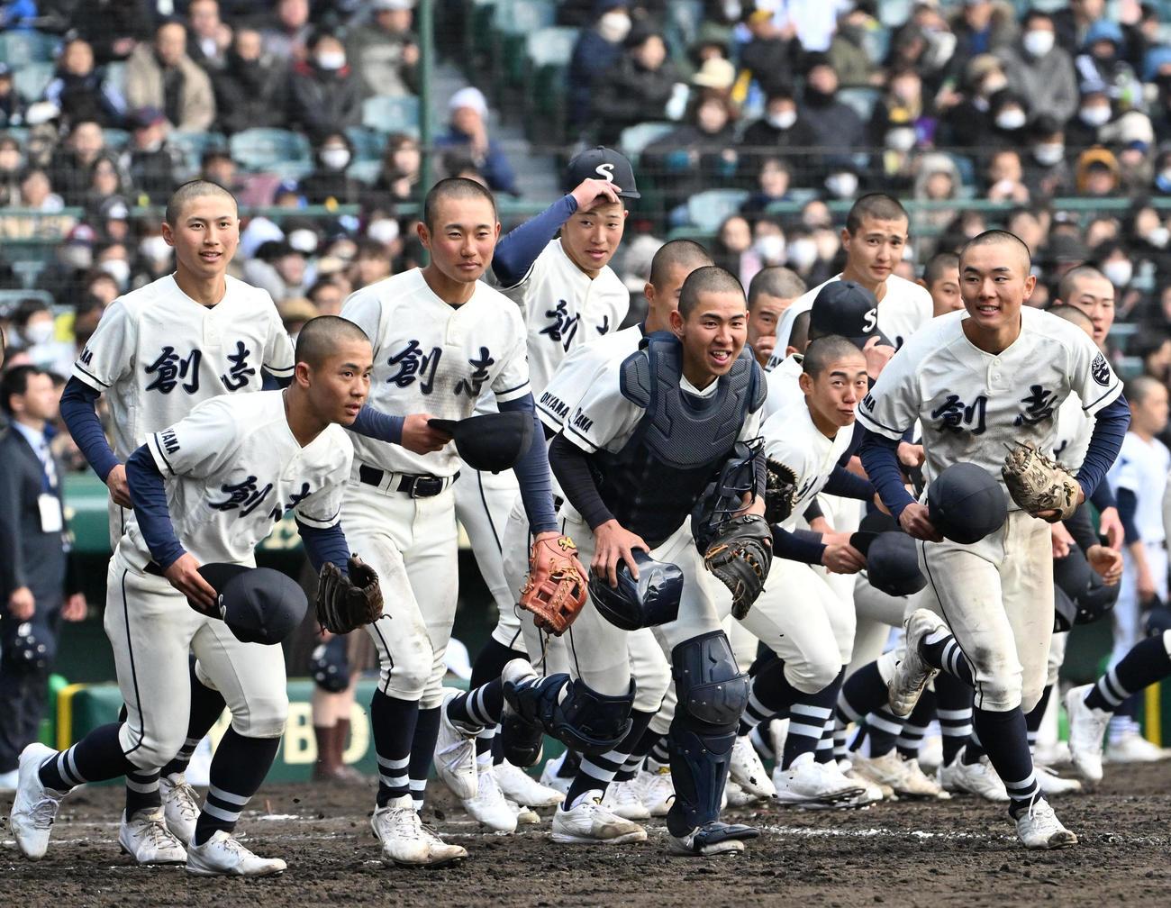 別海に勝利しアルプスに駆け出す創志学園ナイン（撮影・石井愛子）