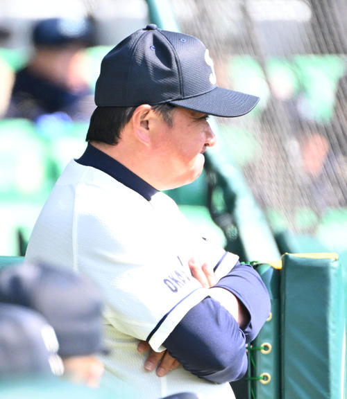 創志学園対別海 厳しい表情で試合を見つめる創志学園・門馬敬治監督(撮影・石井愛子)