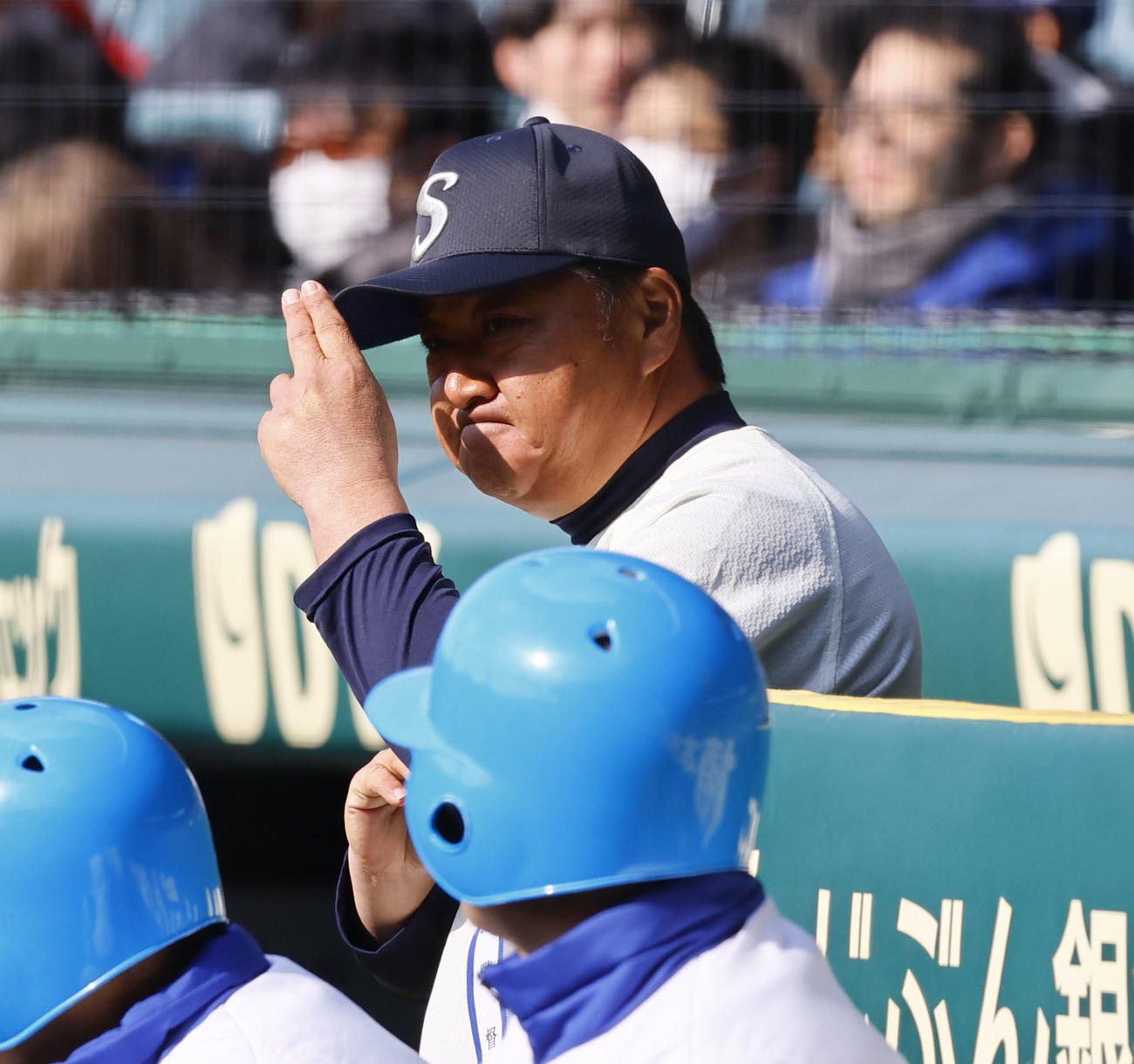 第96回選抜高校野球大会・3日目　創志学園対別海　1回、指示を出す創志学園門馬敬治監督（撮影・藤尾明華）