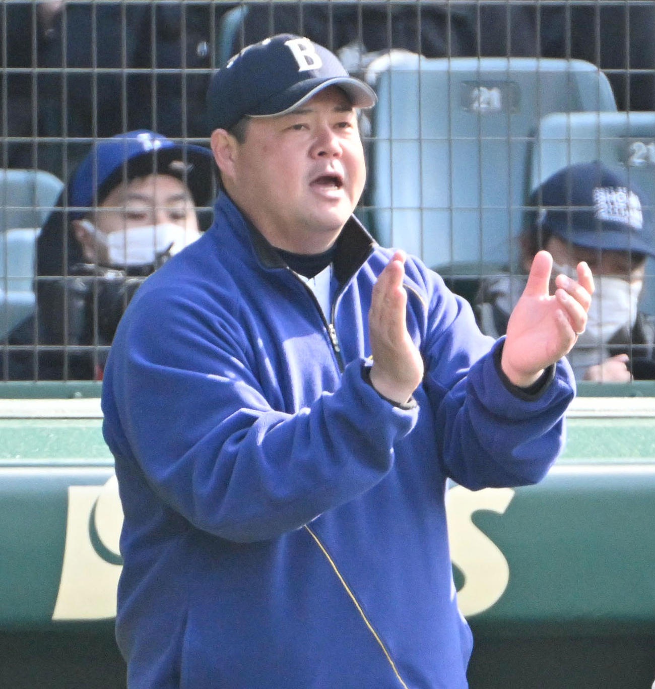 創志学園対別海　1回表を終え選手らを拍手で迎える別海・島影隆啓監督（撮影・石井愛子）