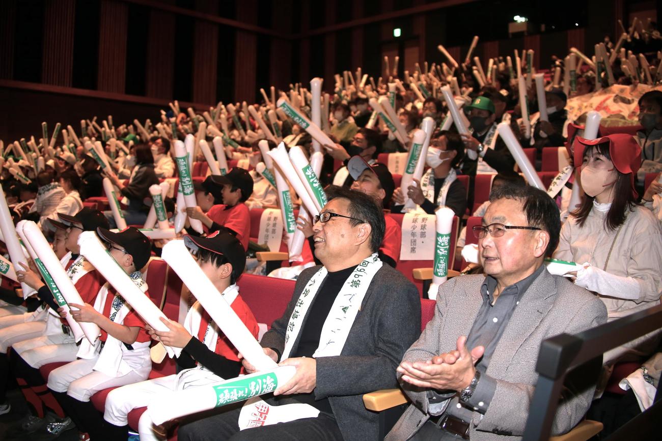 別海町のパブリックビューイング会場では400人もの町民がナインに声援を送った（右手前は、堺投手の母方の祖父安部会長、撮影・中島洋尚）