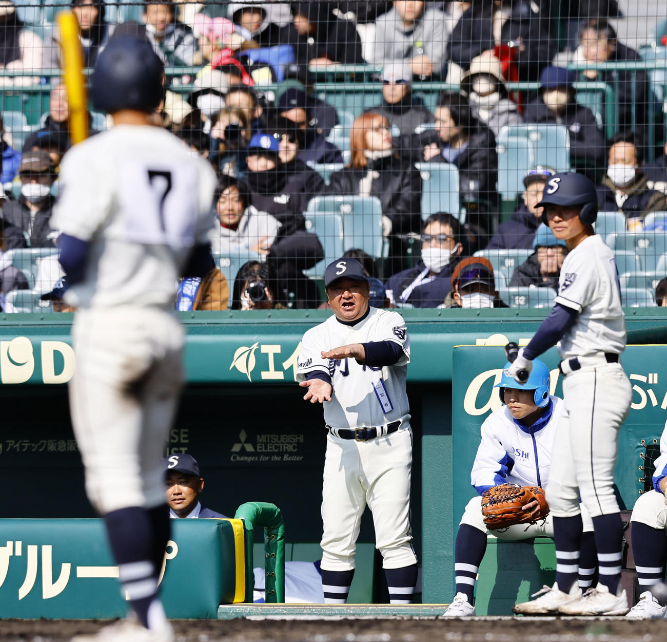 創志学園対別海　4回、指示を出す創志学園門馬監督（中央）（撮影・藤尾明華）