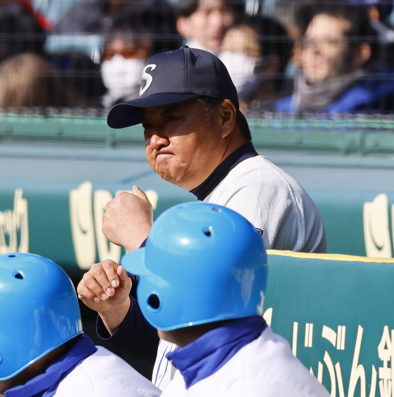 創志学園対別海　1回、指示を出す創志学園・門馬敬治監督（撮影・藤尾明華）