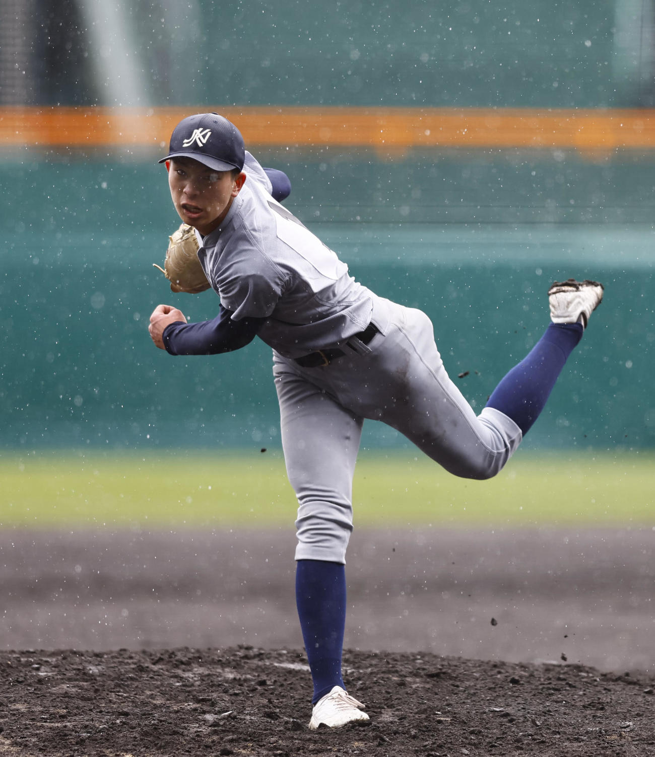 京都外大西対山梨学院　8回、力投する京都外大西田中（撮影・藤尾明華）