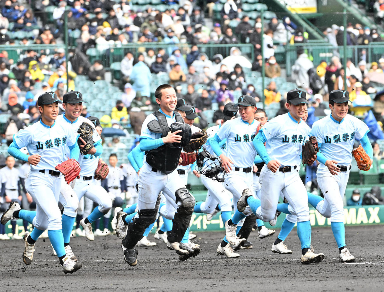 京都外大西対山梨学院　京都外大西に勝利しアルプスに駆け出す山梨学院ナイン（撮影・石井愛子）