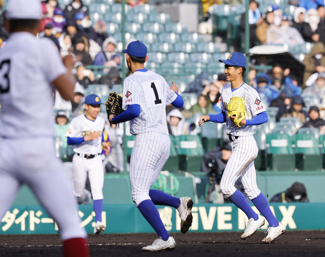 耐久対中央学院　耐久に勝利し、笑顔を見せる中央学院颯佐（右端）に（撮影・藤尾明華）