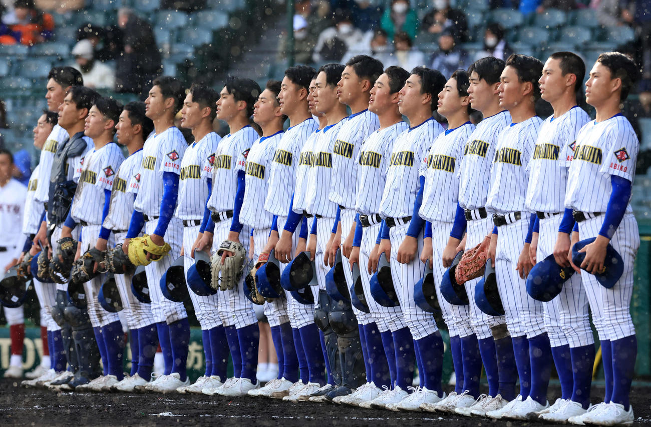 耐久対中央学院　初戦突破し、校歌斉唱する中央学院の選手たち（撮影・浅見桂子）
