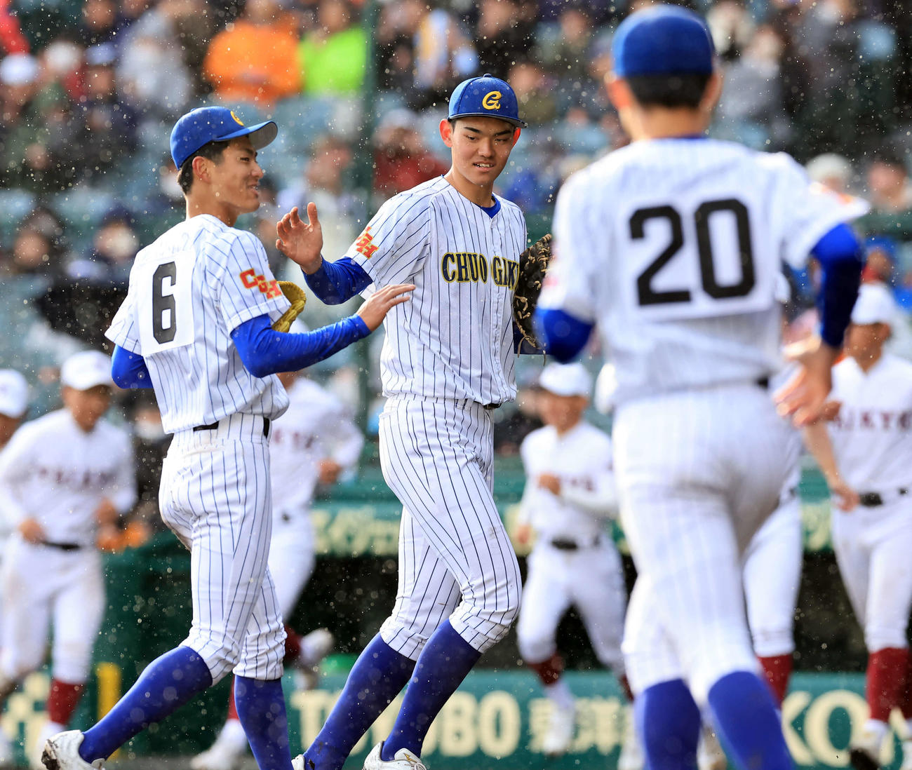 耐久対中央学院　初戦突破し、笑顔で喜び合う中央学院・颯佐（左）、蔵並（中央）ら（撮影・浅見桂子）