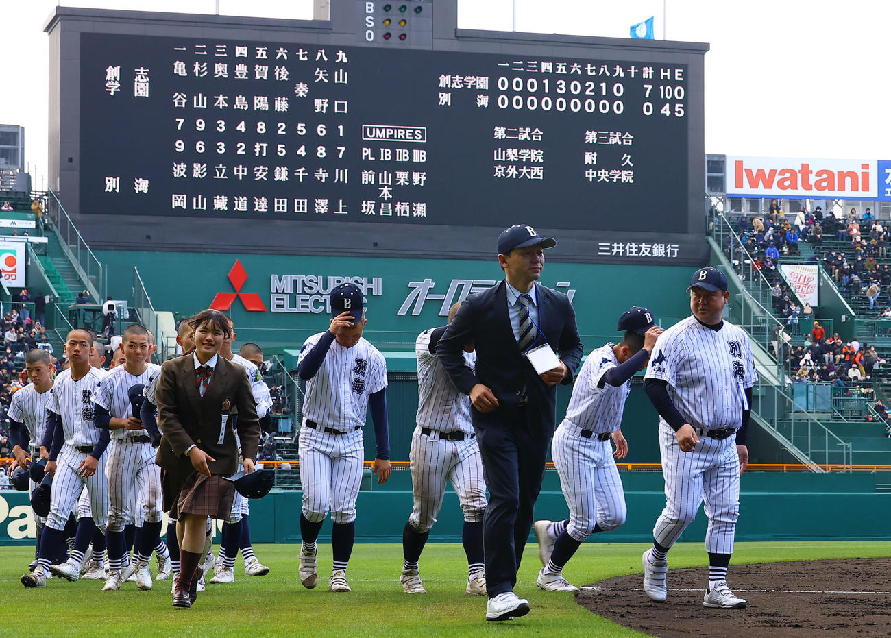 創志学園対別海　創志学園に敗れ、引き揚げる島影啓監督（右）ら別海ナイン（撮影・藤尾明華）