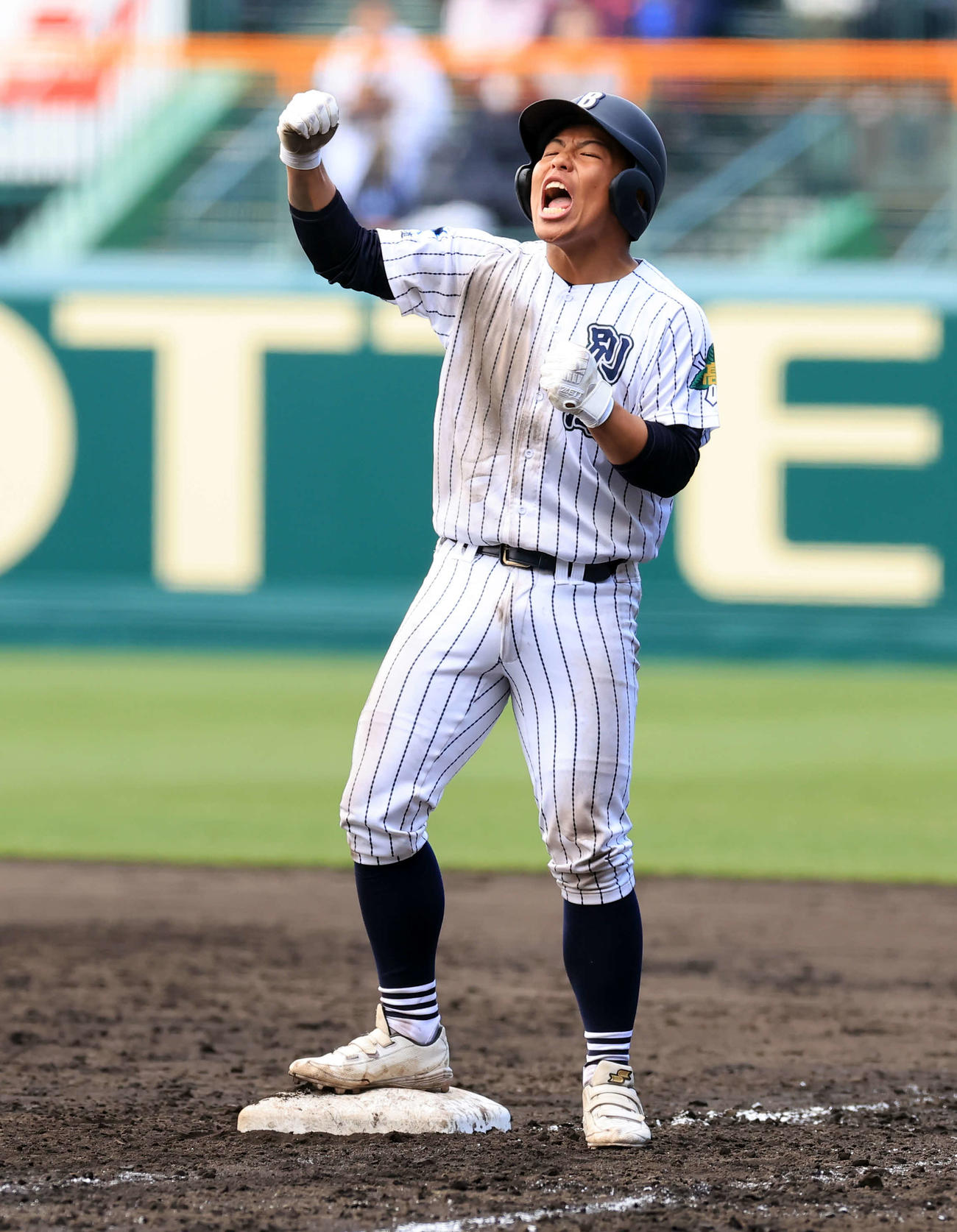 創志学園対別海　9回裏別海1死、右前打を放ち雄たけびを上げる中道（撮影・浅見桂子）