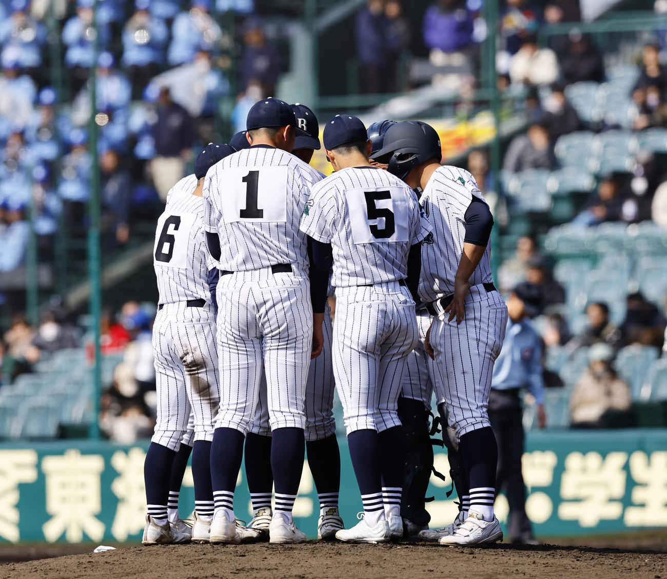 創志学園対別海　4回表、マウンドに集まる別海ナイン（撮影・藤尾明華）