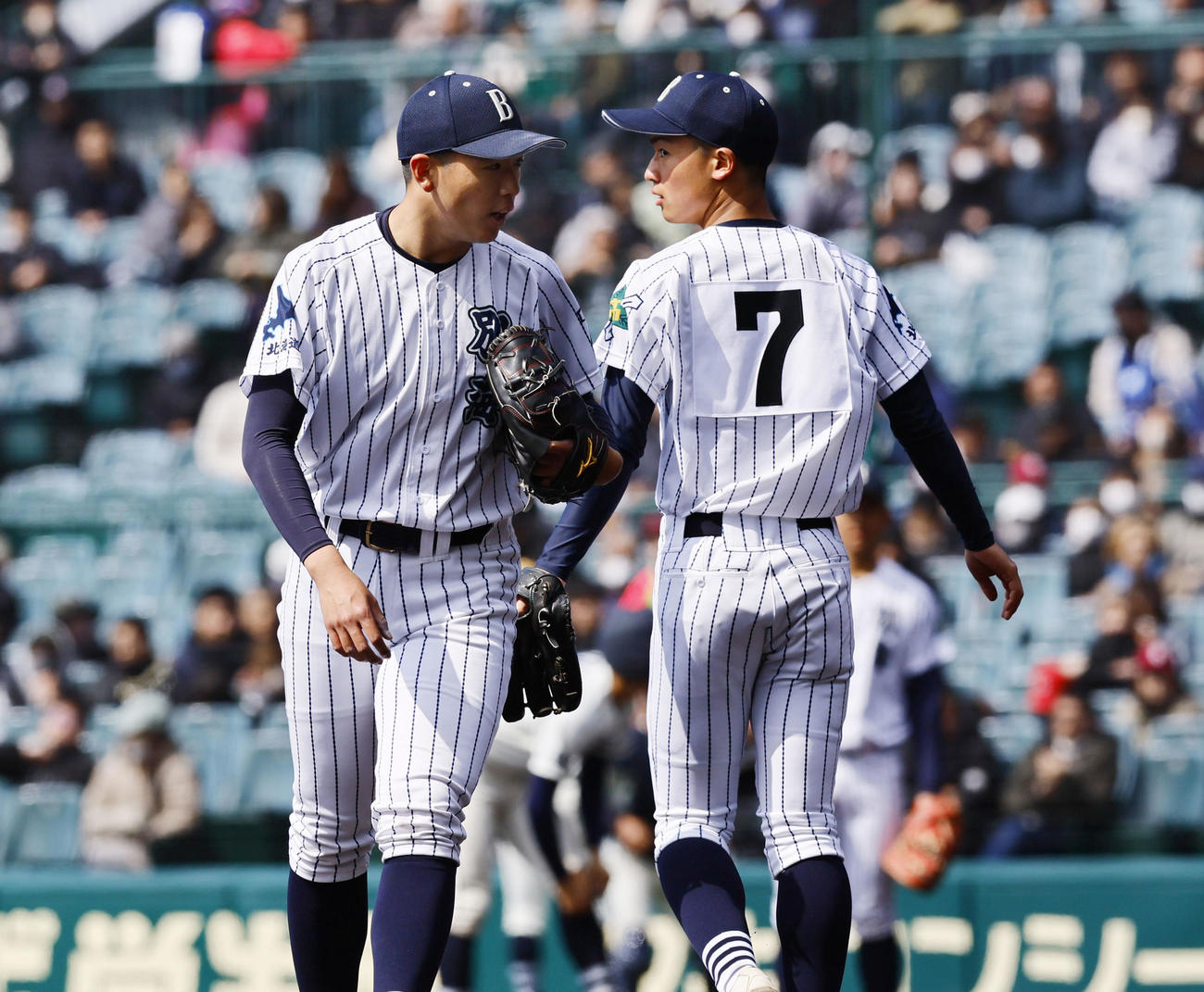 創志学園対別海　8回途中、降板する別海堺暖貴（左）（撮影・藤尾明華）
