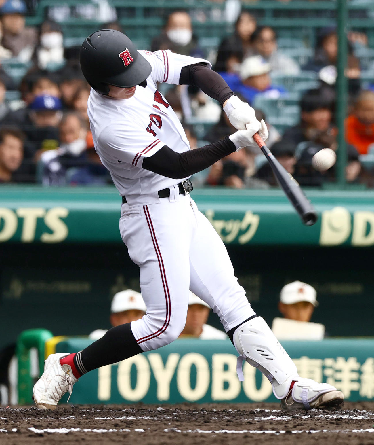 広陵対高知　3回表広陵1死三塁、只石は左に適時二塁打を放つ（撮影・上山淳一）