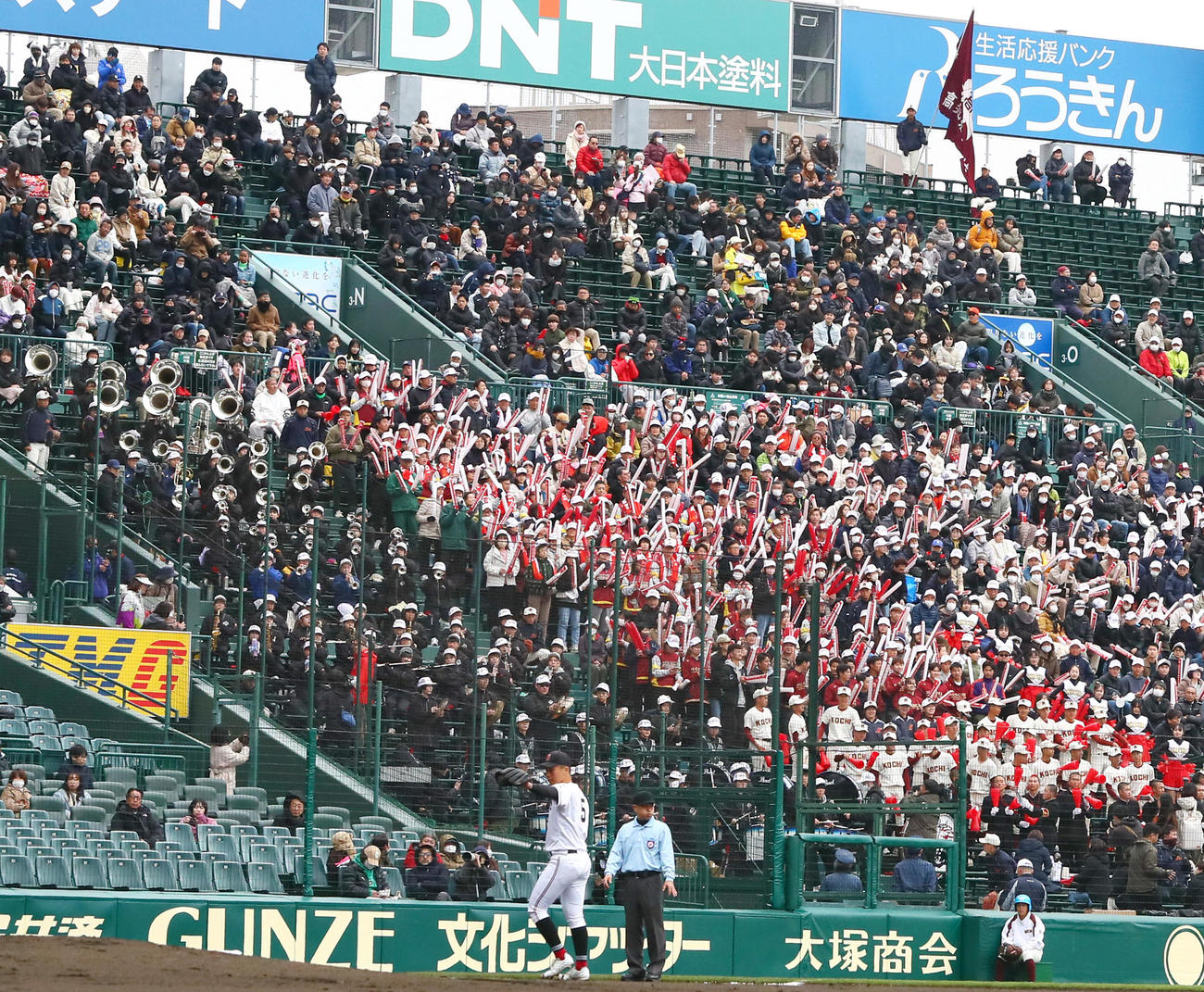 広陵対高知　グラウンドの選手らに声援を送るアルプスの高知応援団（撮影・上山淳一）