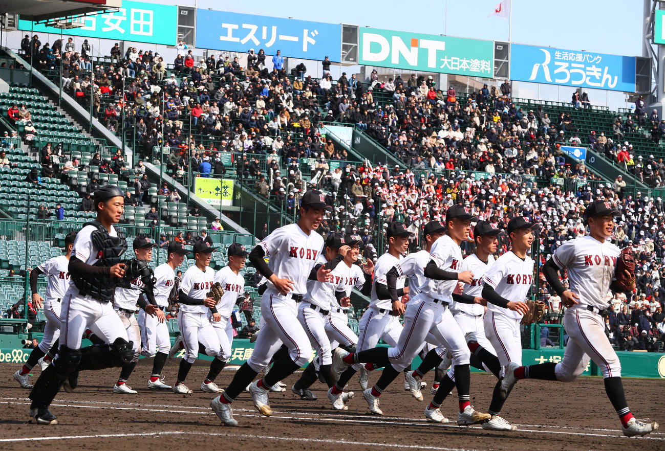 広陵対高知　高知に勝利し、応援席に向かって笑顔で駆けだす広陵ナイン（撮影・上山淳一）
