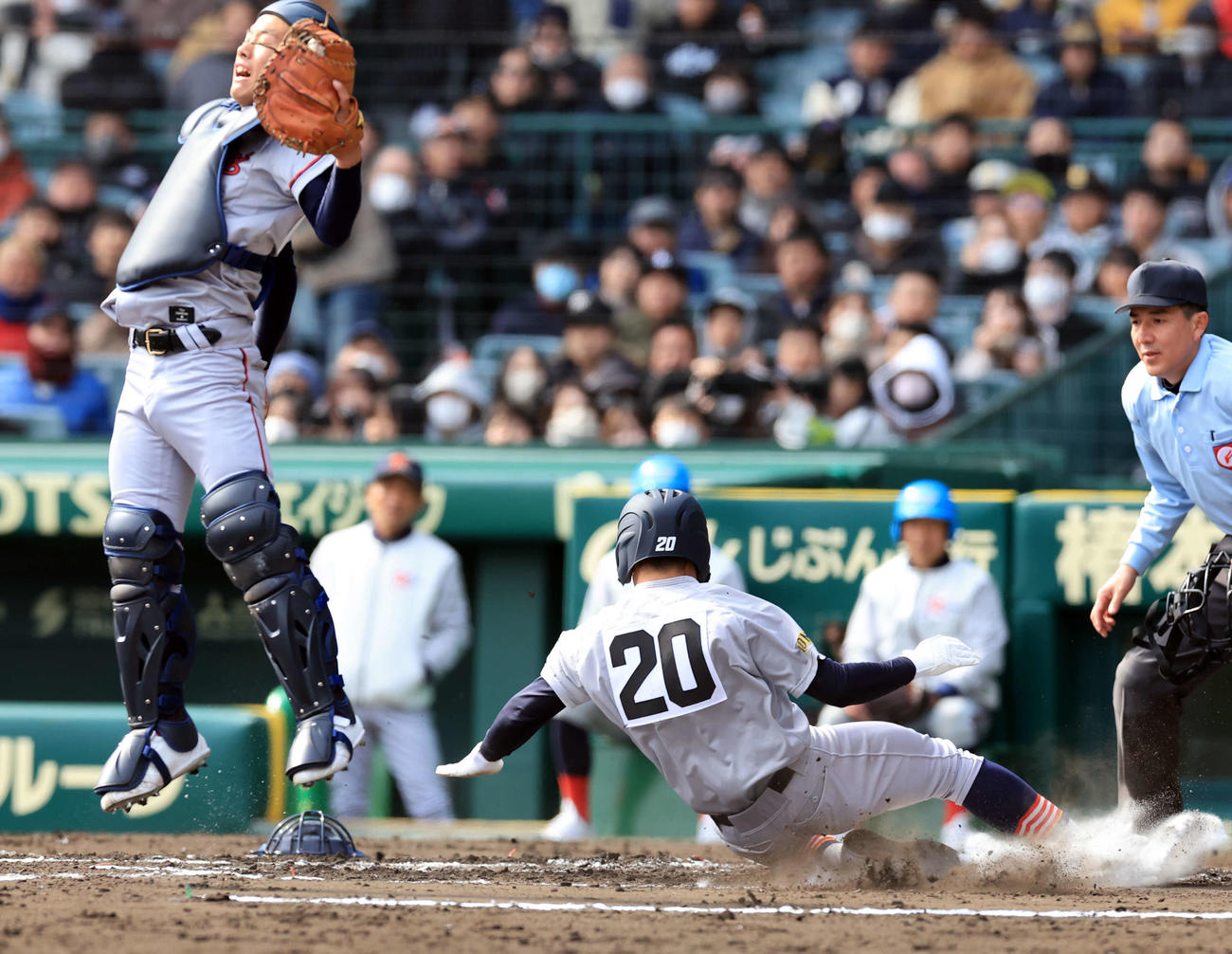 京都国際対青森山田　1回青森山田2死二塁、原田の右適時打で生還する佐藤隆（右）（撮影・浅見桂子）