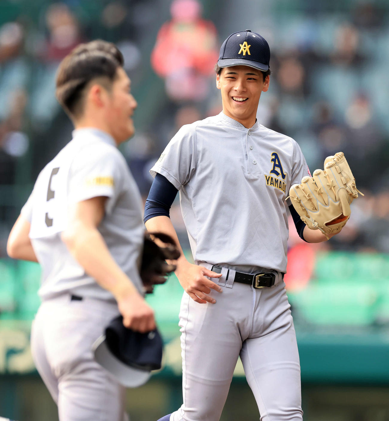 京都国際対青森山田　2回表京都国際2死二、三塁、石田の打球を好送球で封じた菊池伊（手前）に笑顔で向かう関（撮影・浅見桂子）