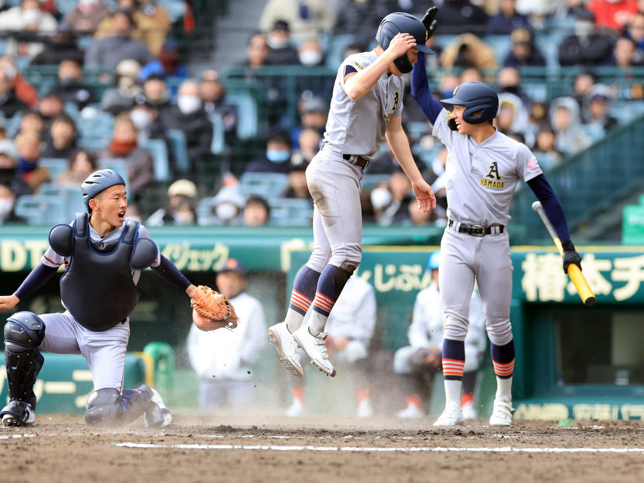 京都国際対青森山田　5回裏青森山田1死二塁、佐藤隆の右適時打で生還した菊池伊（中央）はガッツポーズでジャンプ（撮影・浅見桂子）