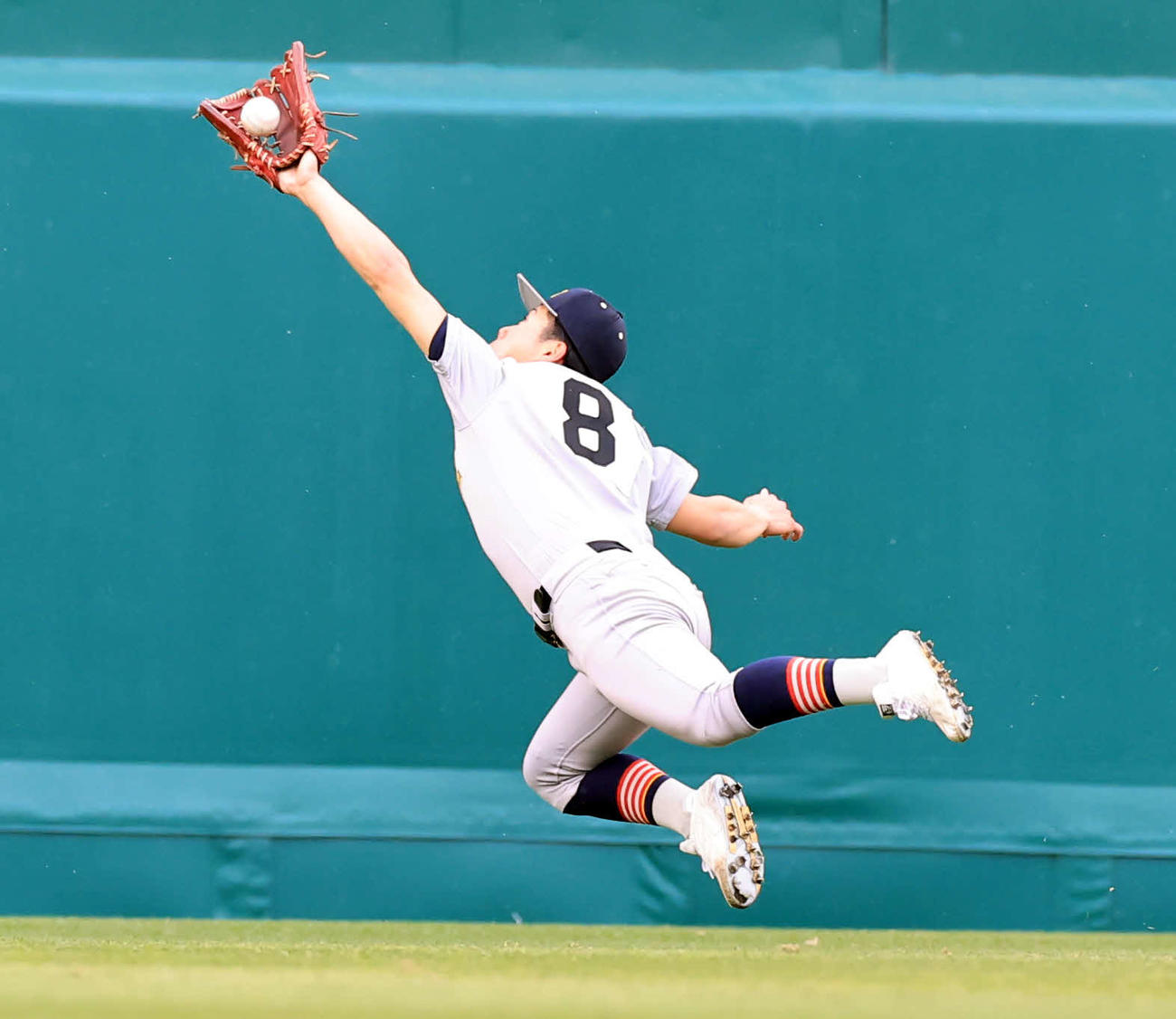 京都国際対青森山田　7回表京都国際無死、三谷の打球を好捕する力投する対馬（撮影・浅見桂子）