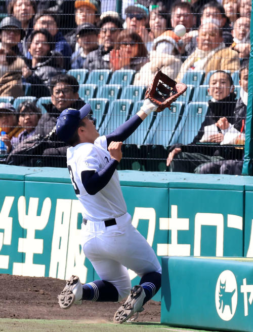宇治山田商対東海大福岡 9回裏東海大福岡2死、伊藤の打球を好捕する泉(撮影・浅見桂子)