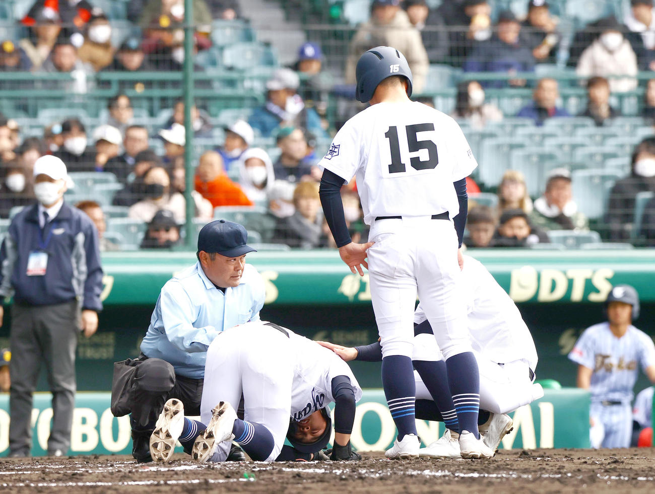 宇治山田商対東海大福岡　3回表宇治山田商2死、中川は死球でうずくまる（撮影・上山淳一）