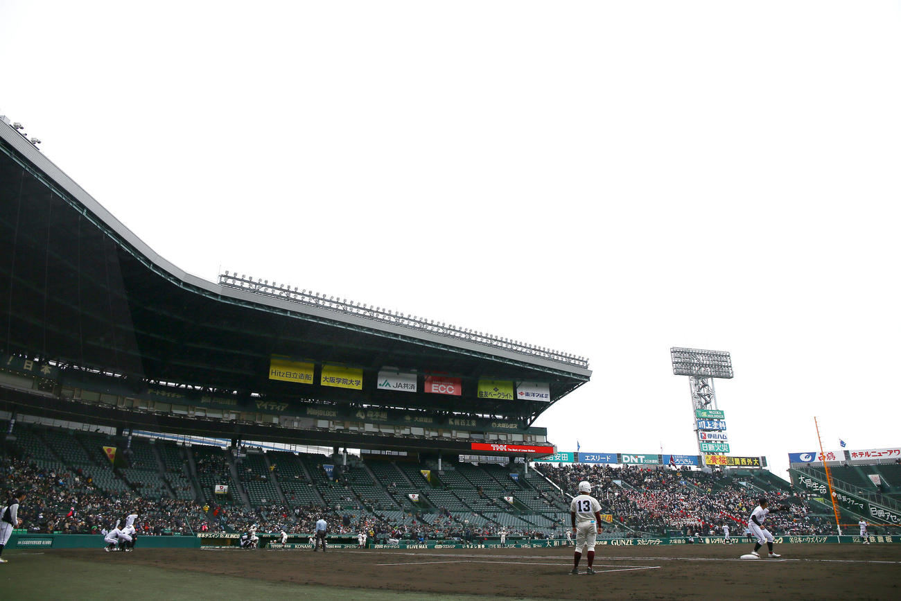広陵対高知　雪が降る甲子園球場（撮影・上山淳一）