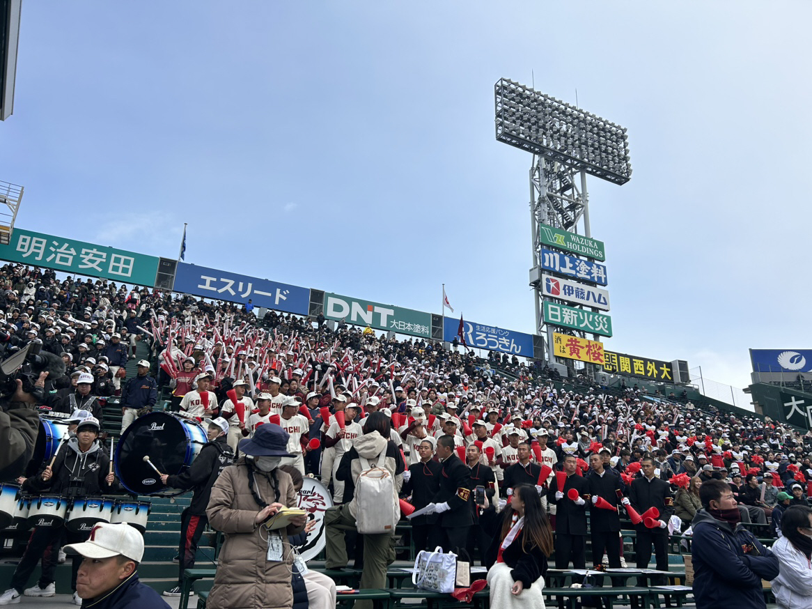 広陵対高知　三塁アルプスから音色を奏でる高知吹奏楽部と、四條畷高マーチング部(撮影・佐瀬百合子)
