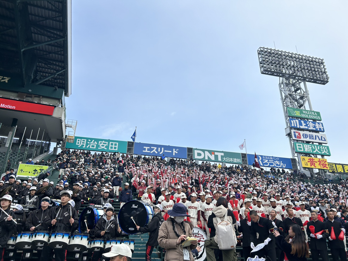 広陵対高知　三塁アルプスから音色を奏でる高知吹奏楽部と、四條畷高マーチング部(撮影・佐瀬百合子)