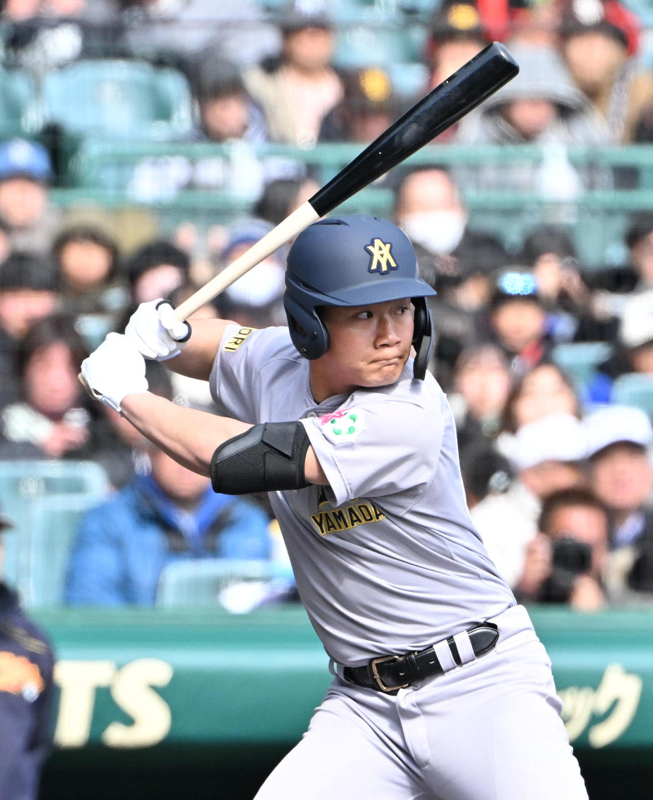 青森山田－京都国際　1回裏青森山田1死二塁、対馬陸翔は木製バットを使用する（撮影・石井愛子）