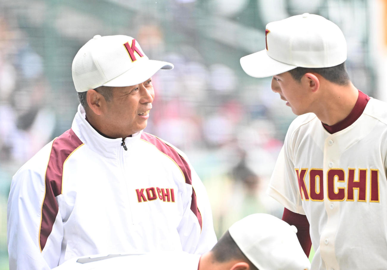 広陵対高知　1回表が終わり高知・辻井翔大（右）と話す浜口佳久監督（撮影・石井愛子）