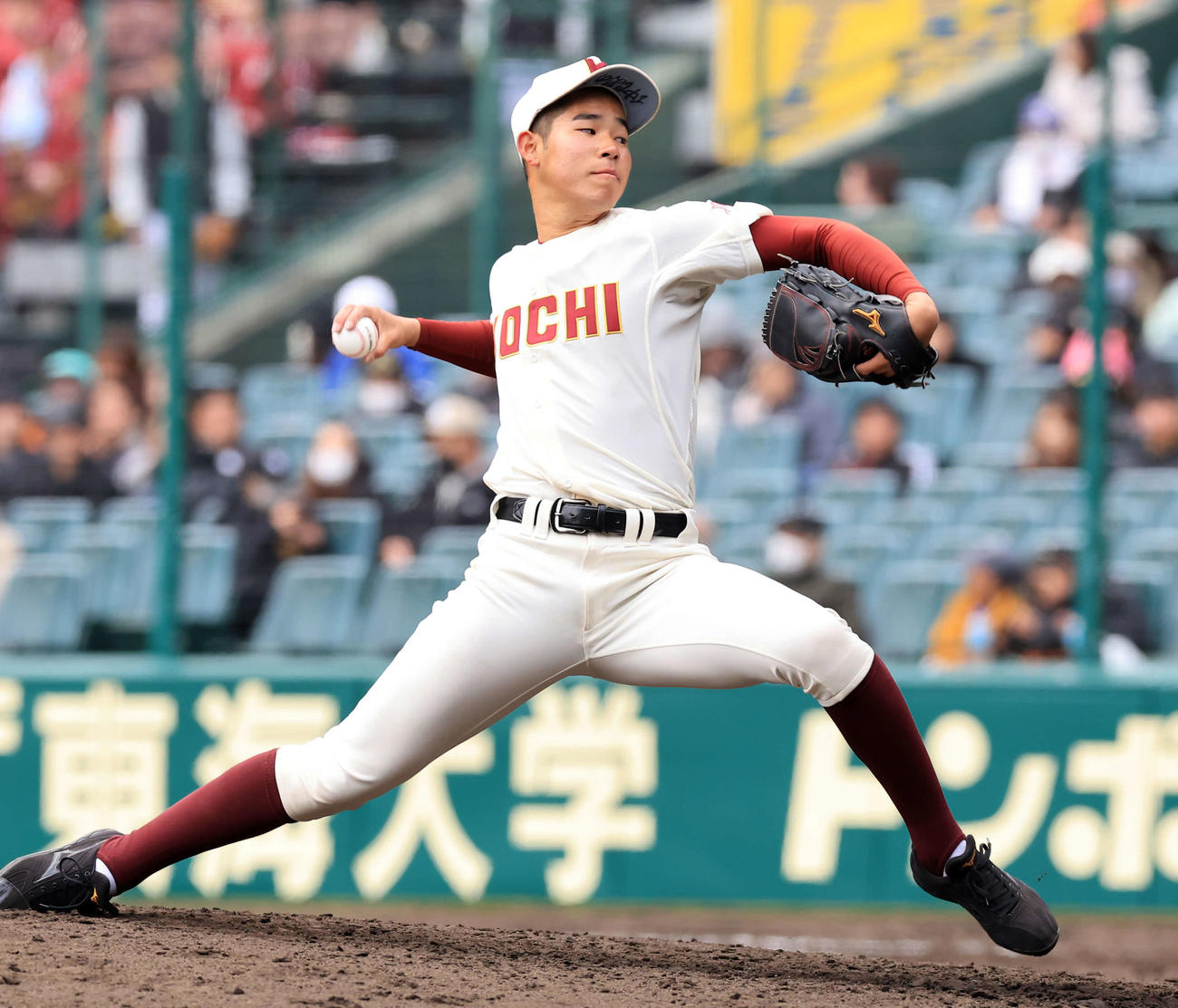 広陵対高知　5回表広陵の攻撃から登板した平（撮影・浅見桂子）