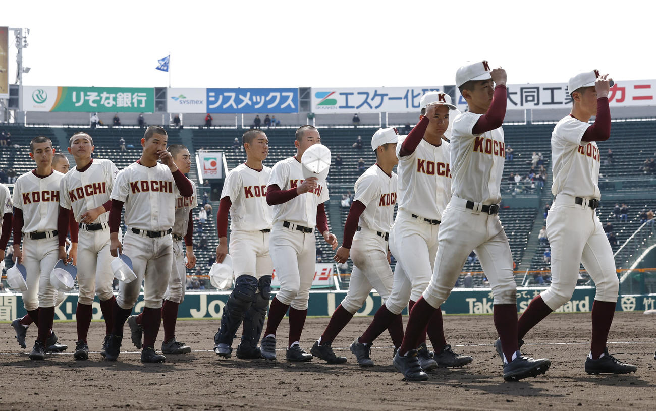 初戦で敗退し、引き揚げる高知の選手たち（共同）