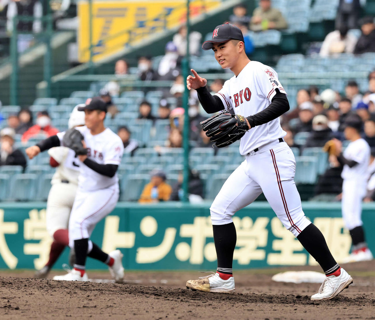 広陵対高知　4回裏高知1死、大石を三塁ゴロに仕留めた高尾は笑顔で三塁手を指さす（撮影・浅見桂子）