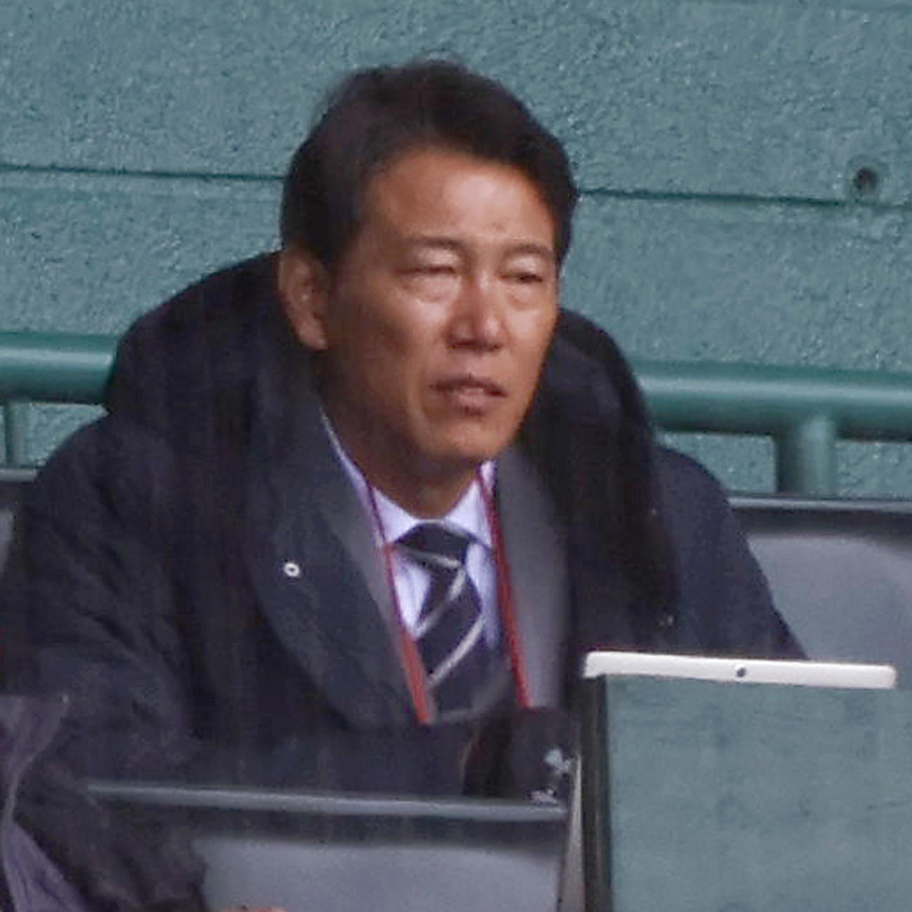 宇治山田商対東海大福岡　試合を視察する侍ジャパン井端監督（撮影・上山淳一）