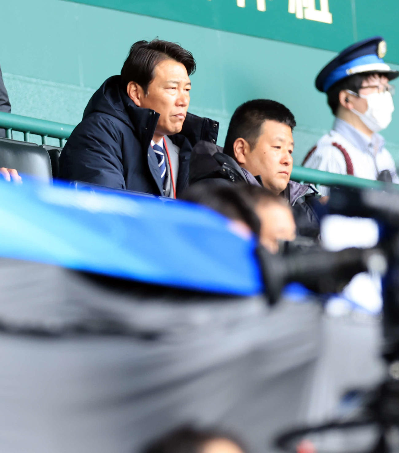 スタンドから試合を観戦する侍ジャパン井端監督（左）（撮影・浅見桂子）