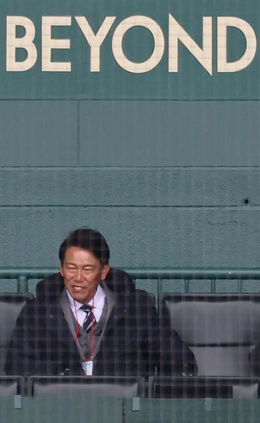 センバツ高校野球を視察する侍ジャパン井端弘和監督（撮影・上田博志）