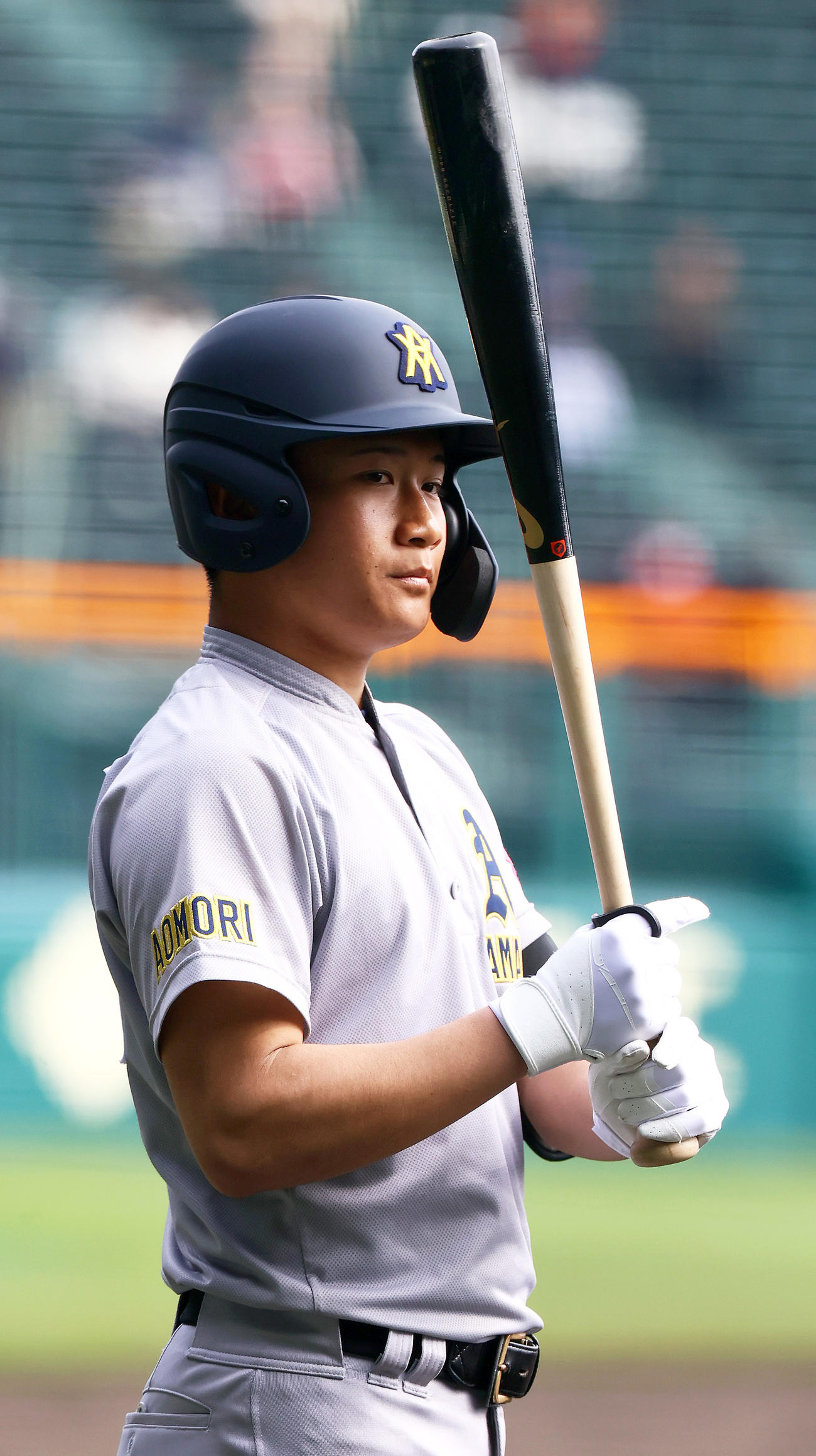 京都国際対青森山田　木のバットで準備する青森山田の対馬（撮影・上山淳一）