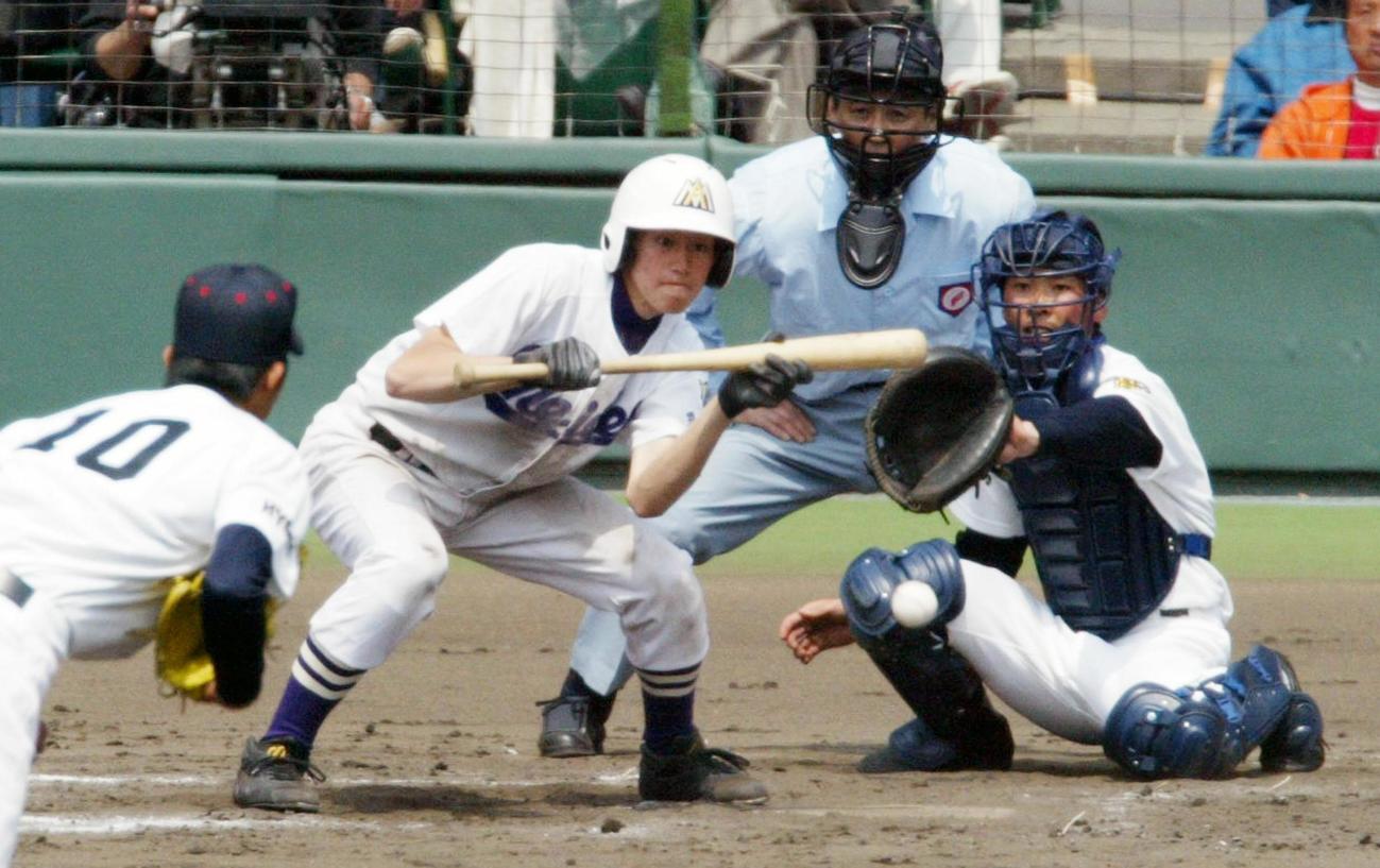 2004年、木製バットでバントする愛工大名電・柴田亮輔