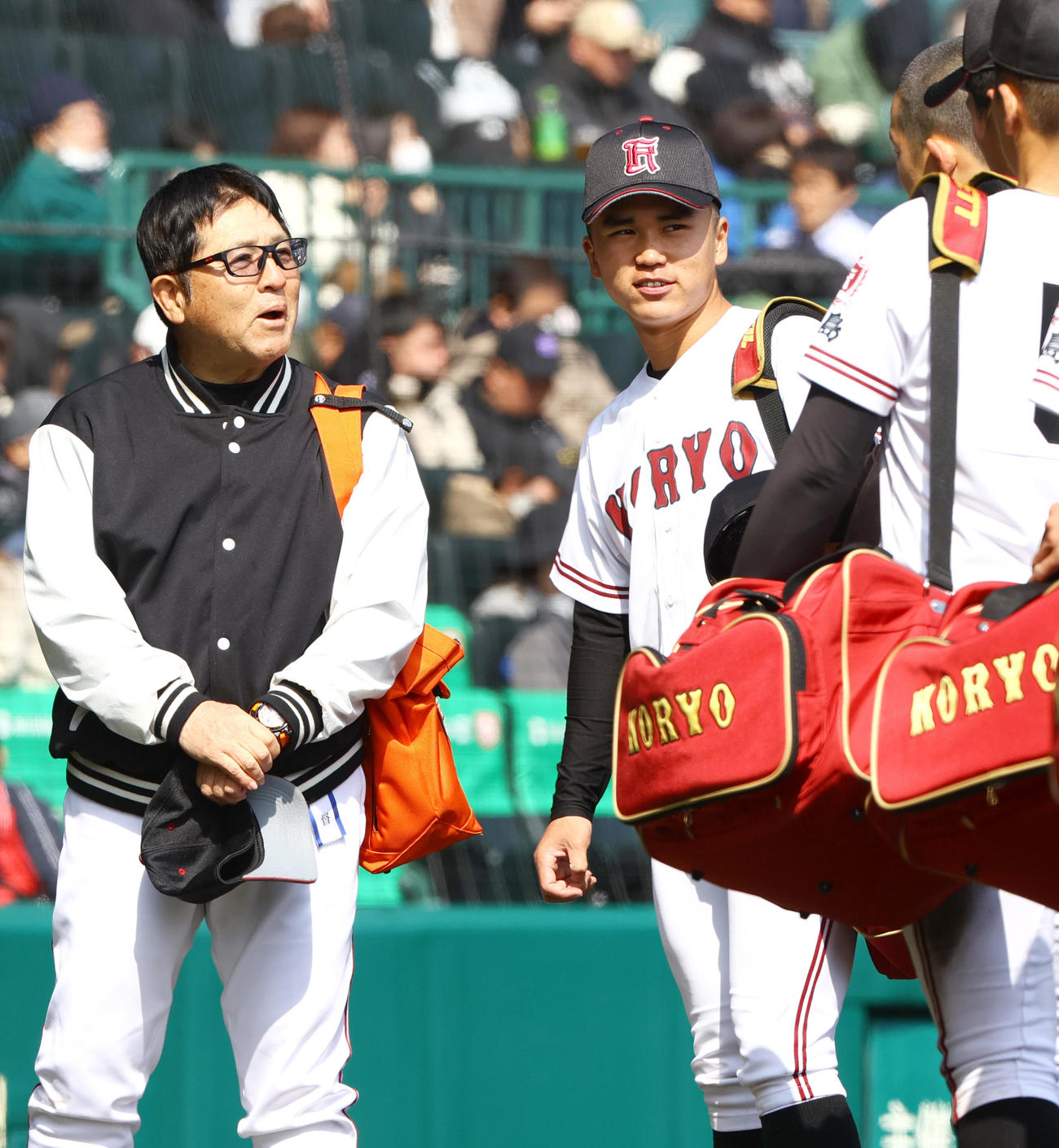 広陵対高知　高知に勝利した広陵の中井監督（左）は試合後、エース高尾（中央）と捕手只石に話しかける（撮影・上山淳一）