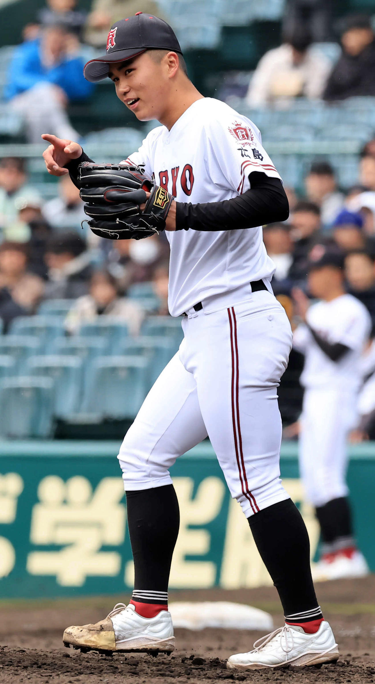 広陵対高知　4回裏高知1死、大石を三塁ゴロに仕留めた高尾は笑顔で三塁手を指さす（撮影・浅見桂子）