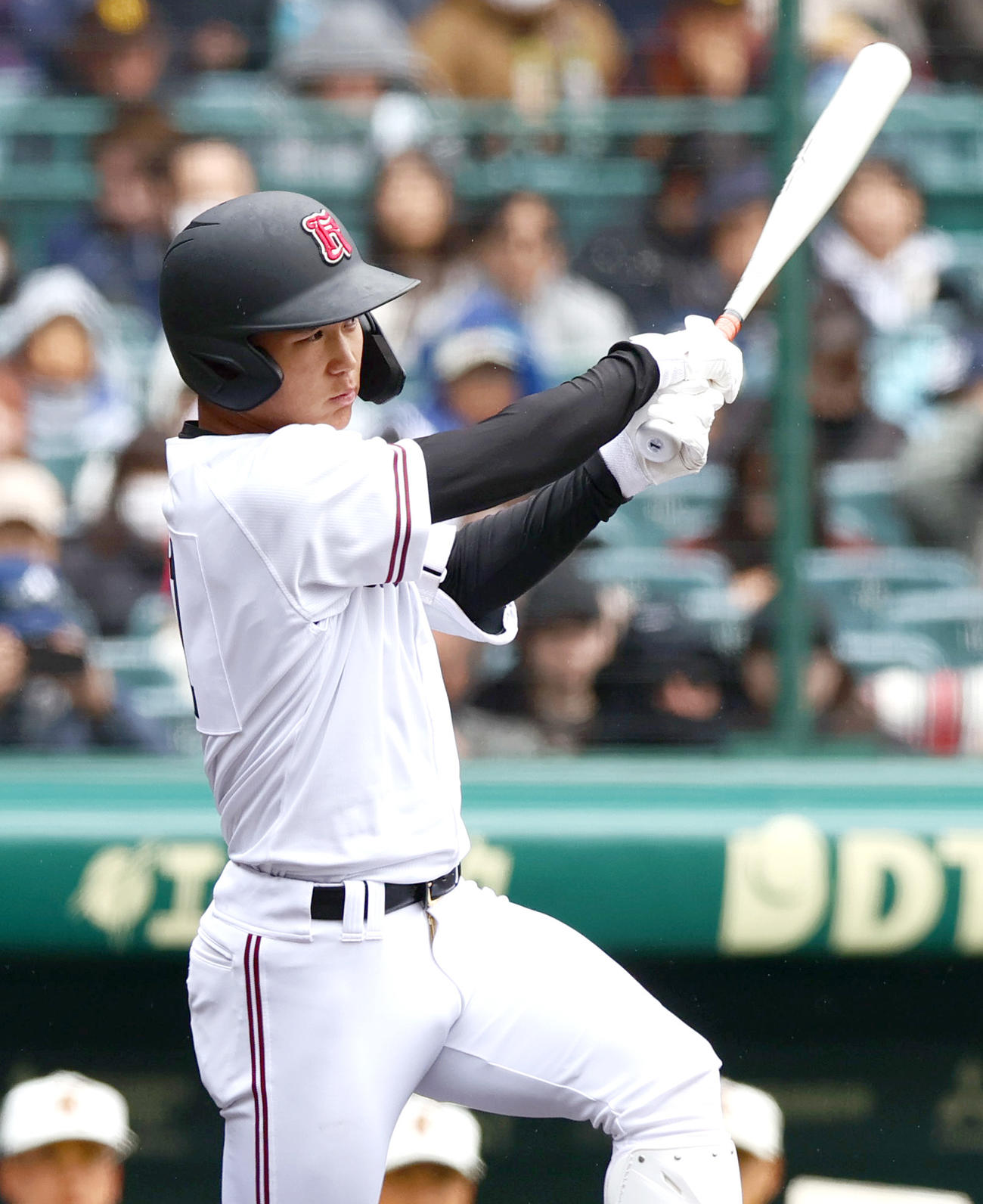 広陵対高知　4回表広陵1死、高尾は左前打を放つ（撮影・上山淳一）