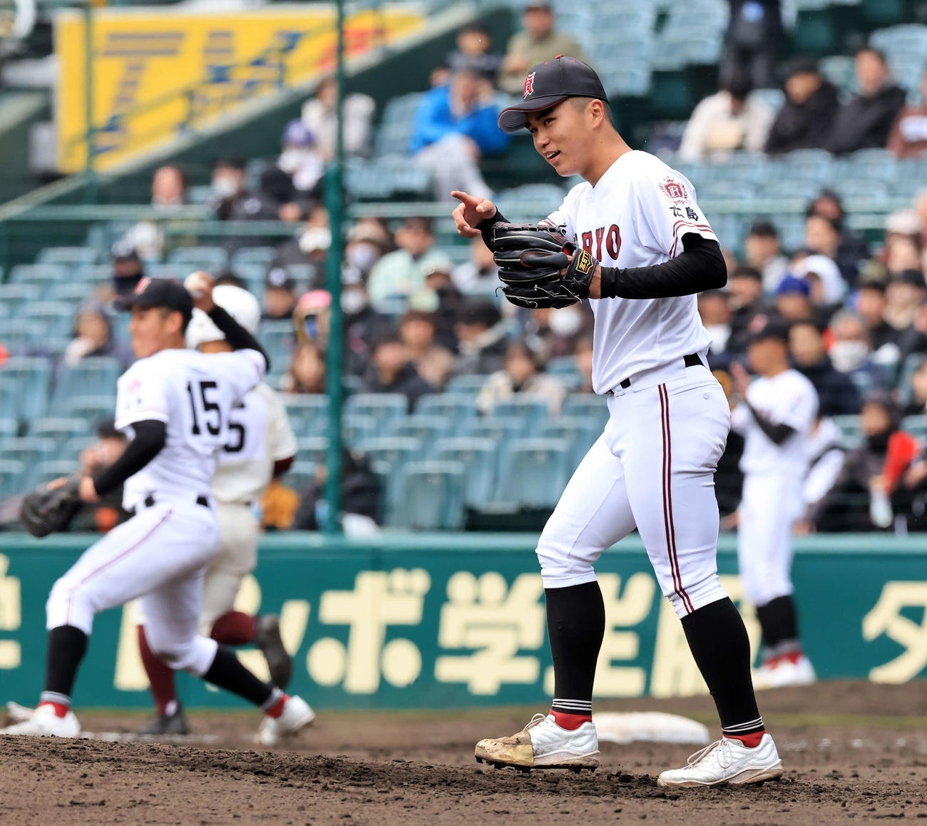 広陵対高知　4回裏高知1死、大石を三塁ゴロに仕留めた高尾は笑顔で三塁手を指さす（撮影・浅見桂子）