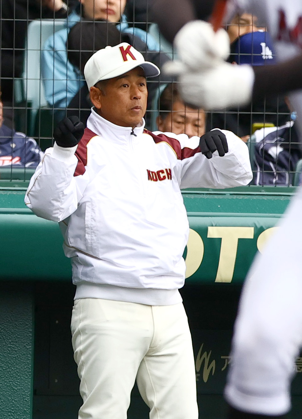 広陵対高知　ベンチから指示を出す高知の浜口監督（撮影・上山淳一）