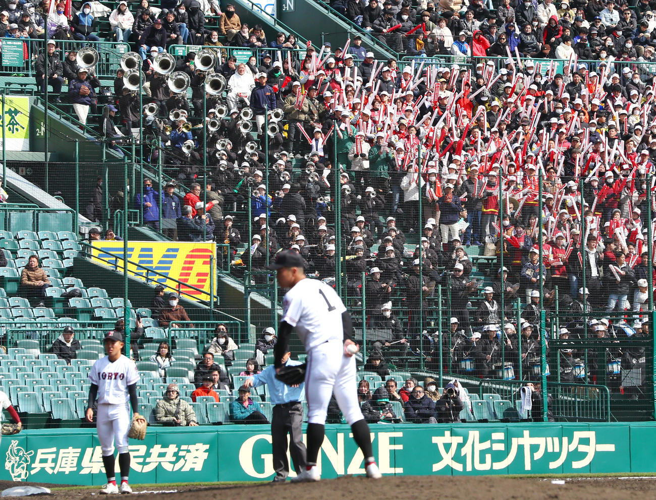 広陵対高知　グラウンドの選手らに声援を送るアルプスの高知応援団（撮影・上山淳一）