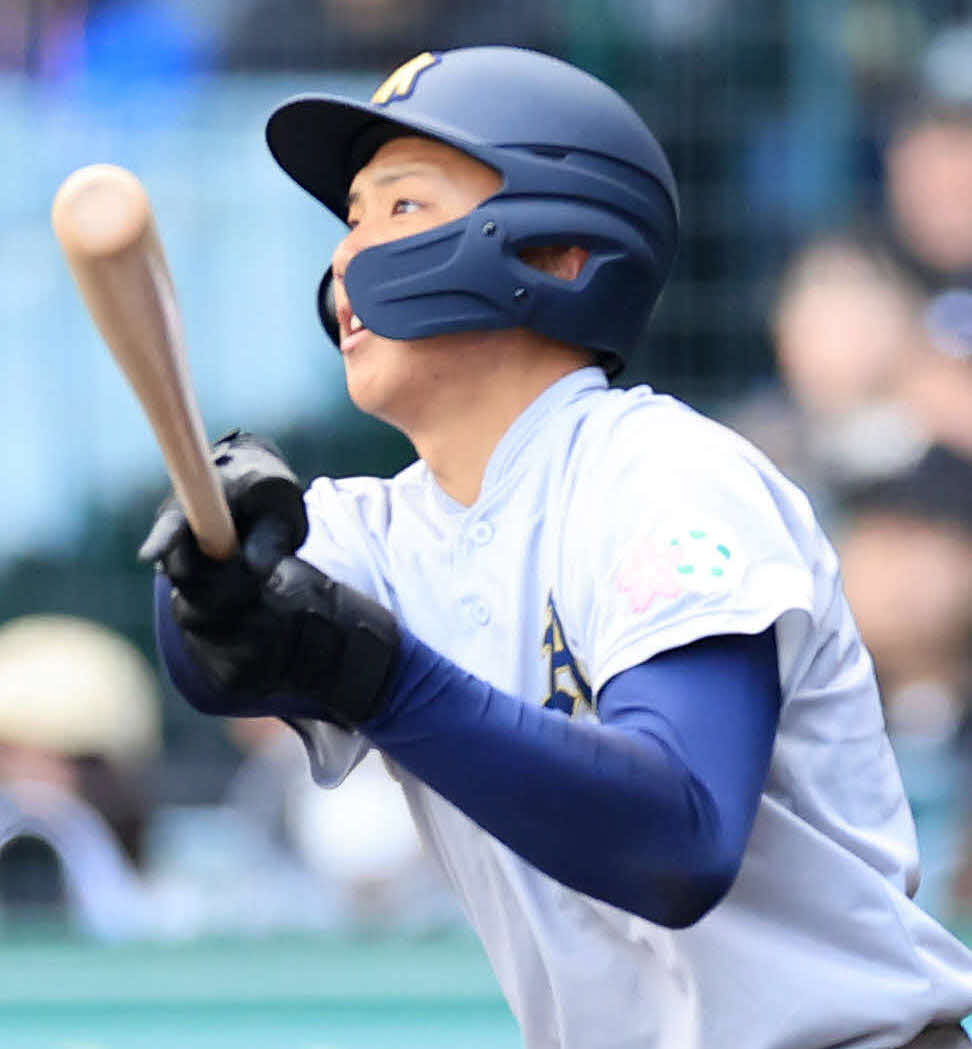 京都国際対青森山田　9回裏青森山田1死、吉川は中越え三塁打を放つ（撮影・浅見桂子）