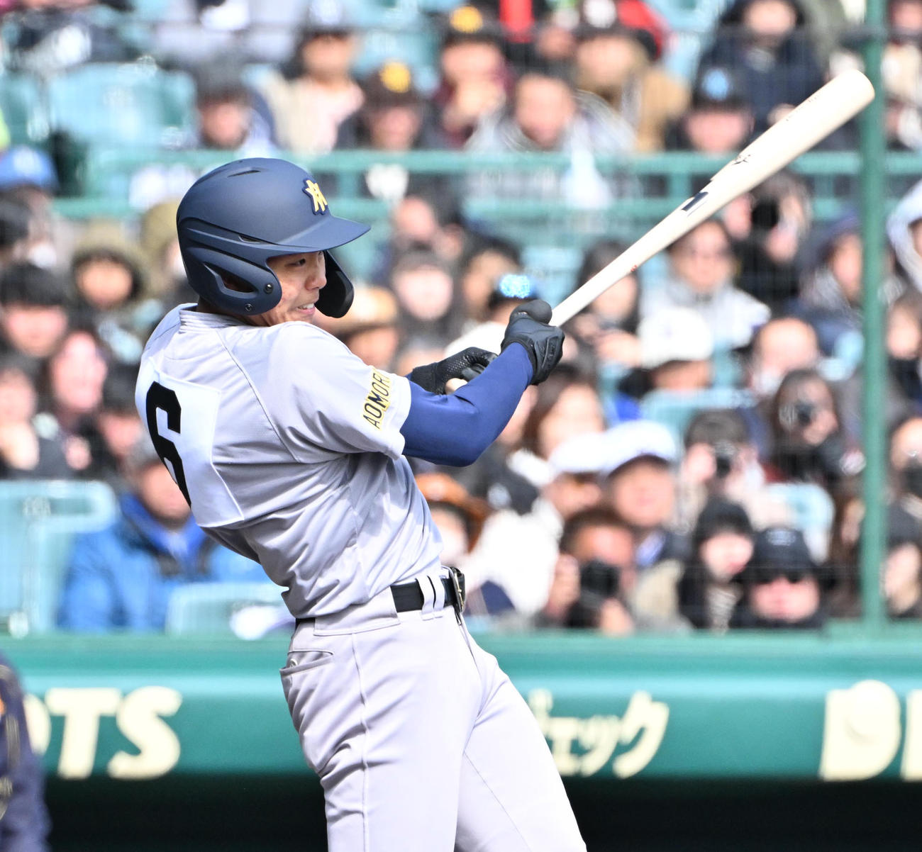 青森山田－京都国際　1回裏青森山田2死一塁、吉川勇大は木製バットで左前打を放つ（撮影・石井愛子）