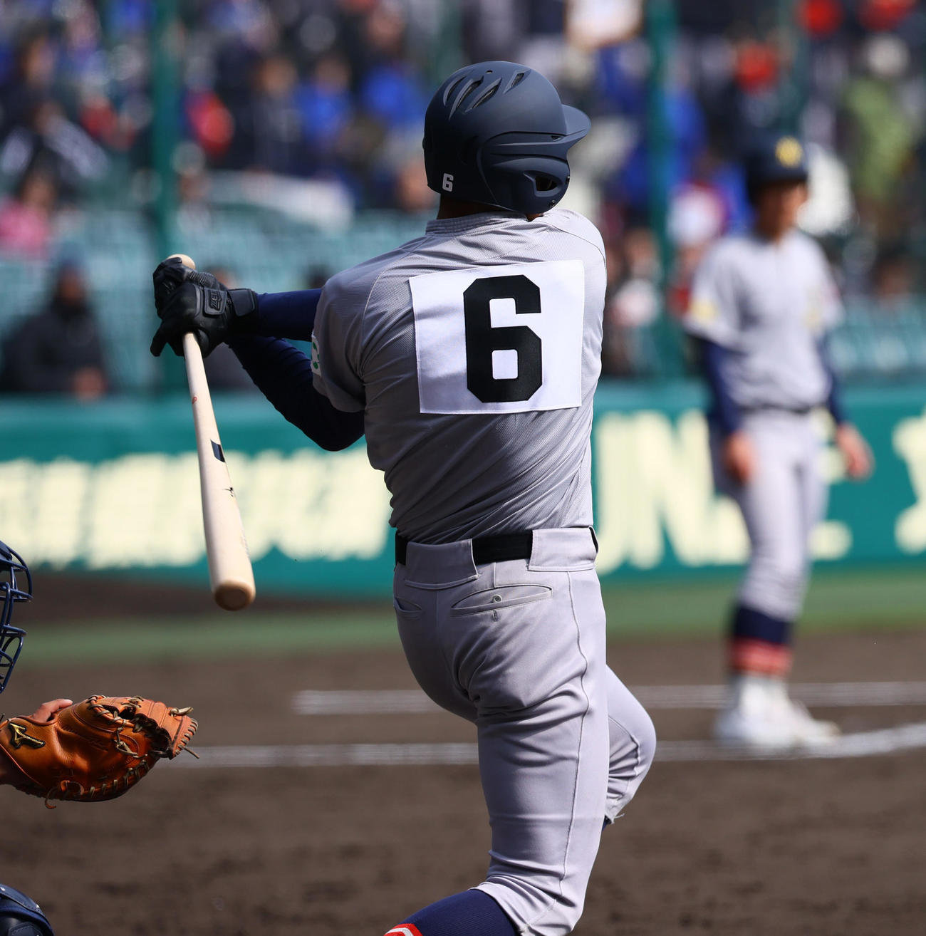 京都国際対青森山田　1回裏青森山田2死一塁、吉川は木のバットで左前打を放つ（撮影・上山淳一）